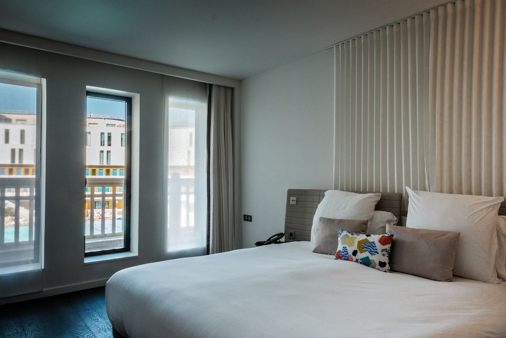Suite, 1 King Bed with Sofa bed, Balcony, Pool View photo 2