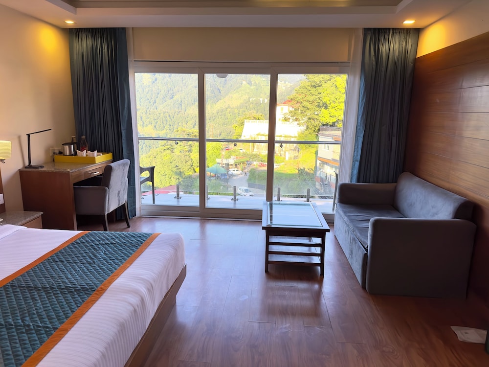 Luxe Room with Balcony - Photo 9