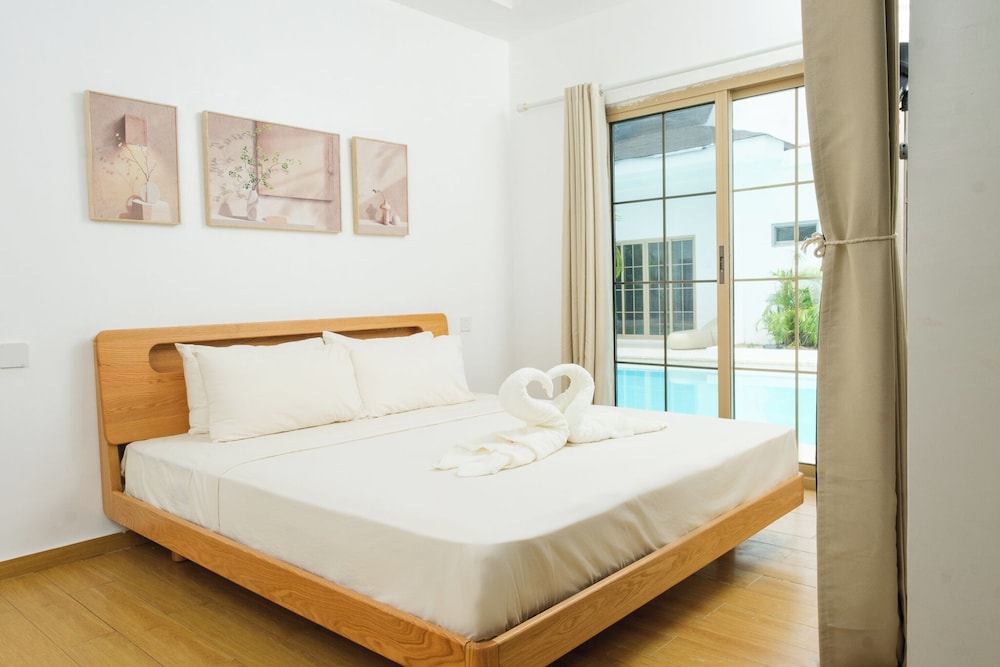 Deluxe Suite, Pool Access, Pool View