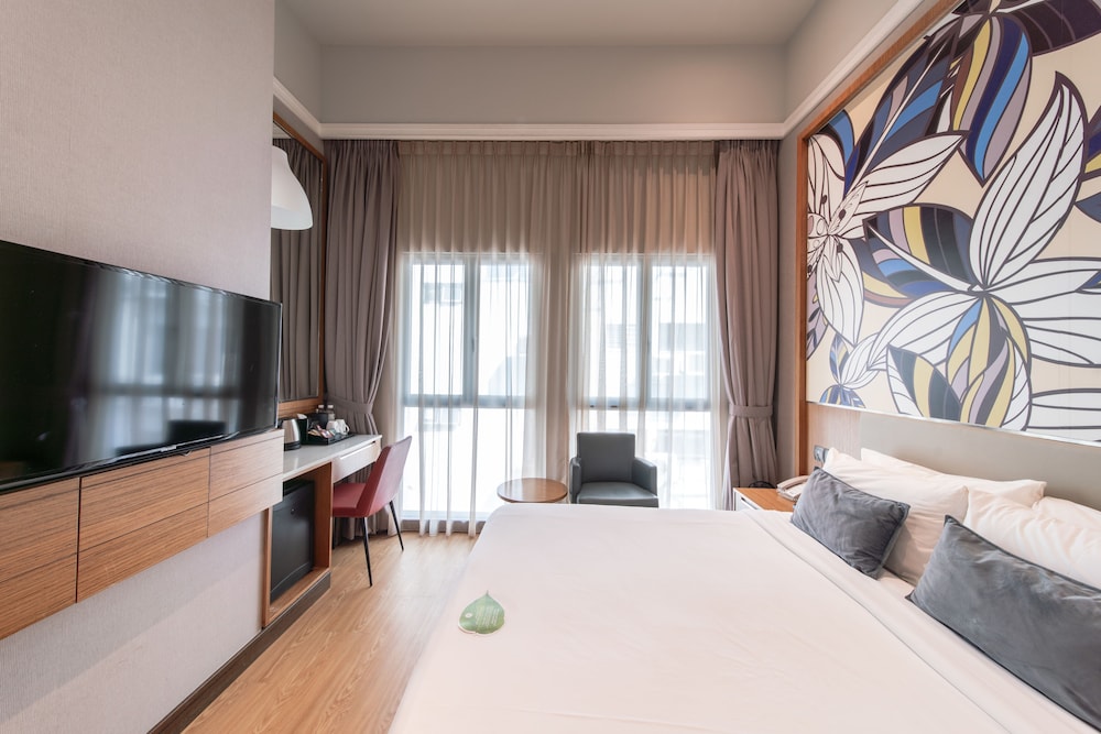 Deluxe Room, 1 Queen Bed photo 3