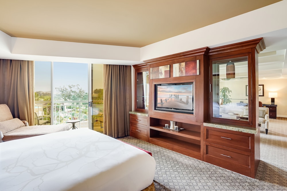 Suite, 1 King Bed (The Champion Suite) photo 2