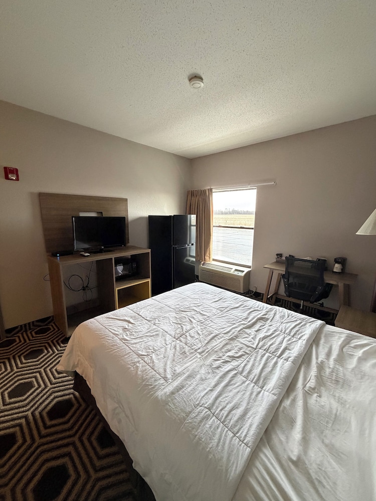 Deluxe Room, 1 Queen Bed, Roll-in Shower photo 3