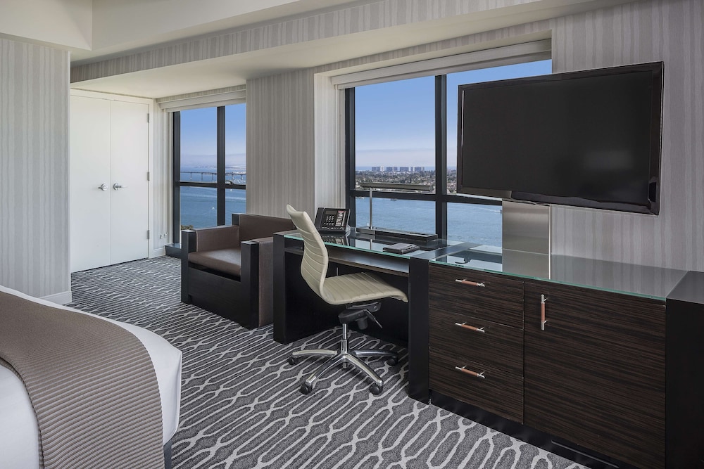 Room, 1 King Bed, Corner
