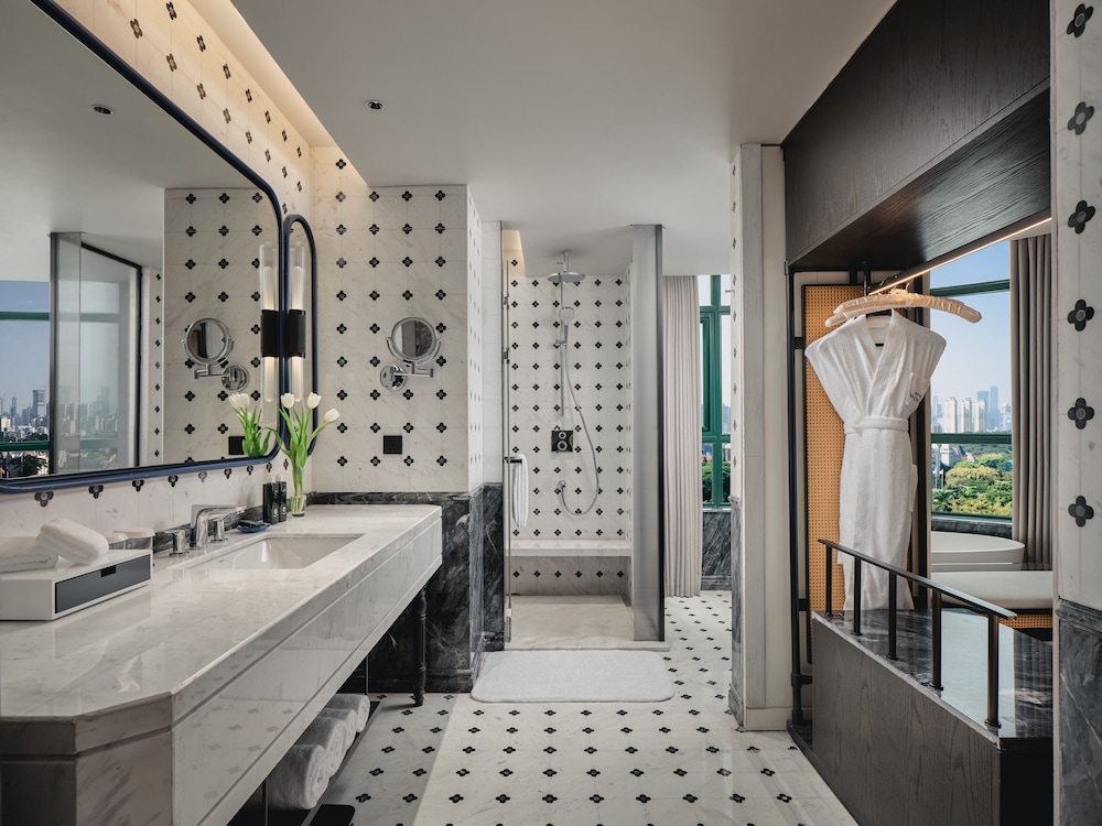 Suite, 1 Bedroom (Powder Room) - Photo 4