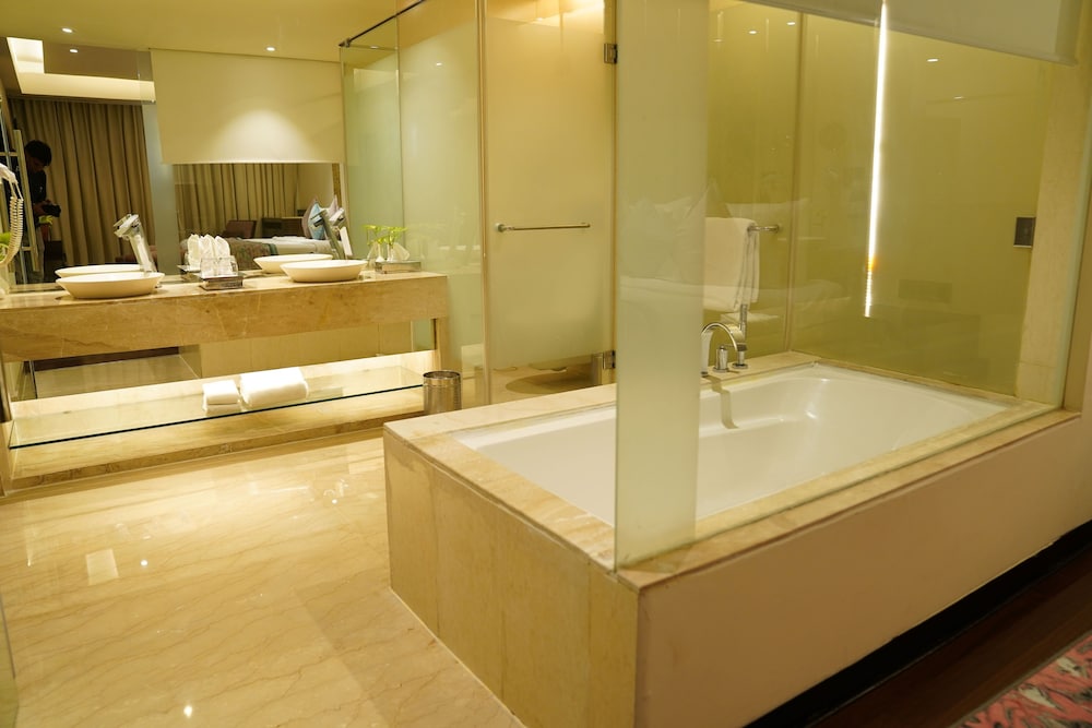 Suite Room King Bed with Bath Tub - Photo 8