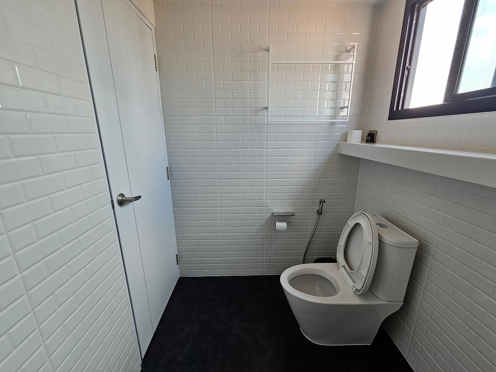 Deluxe Room, 1 King Bed with Sofa bed, Private Bathroom, City View photo 3