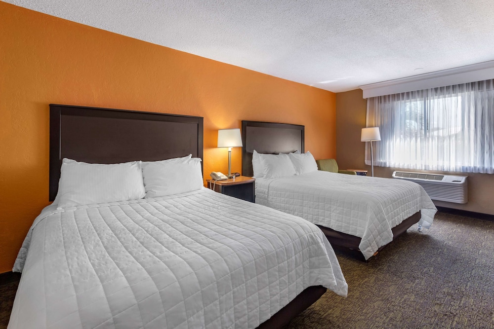 Standard Room, 2 Queen Beds, Refrigerator & Microwave, Courtyard View - Photo 3