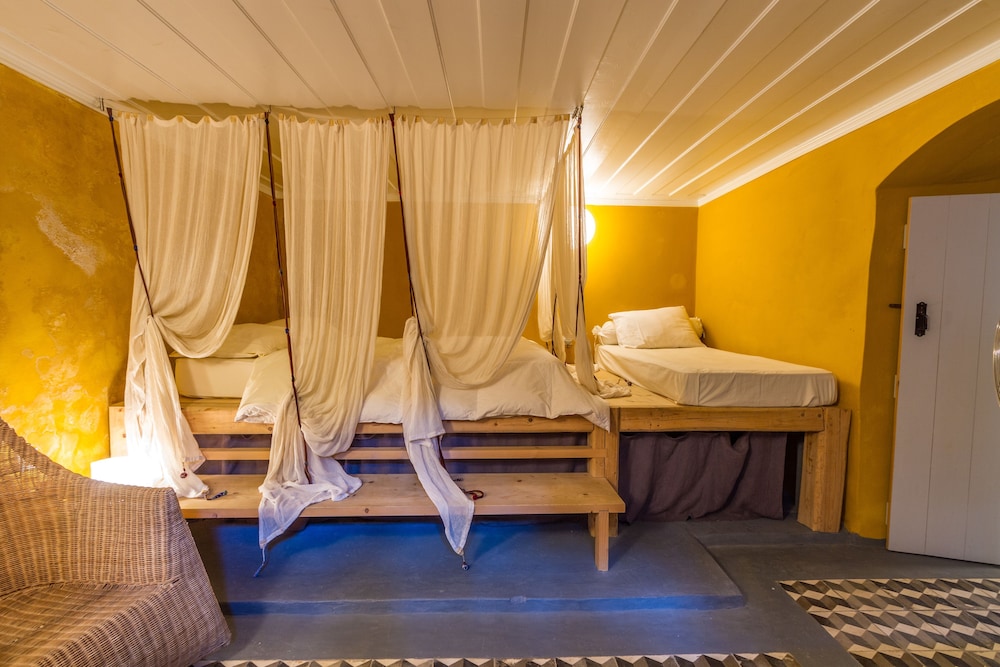 Economy Suite, 1 King Bed, No Windows, Courtyard View (Yellow) photo 2