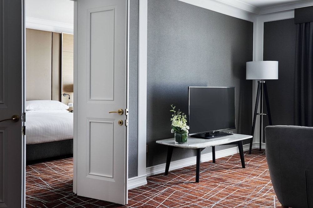 Executive Suite, 1 Bedroom - Photo 2