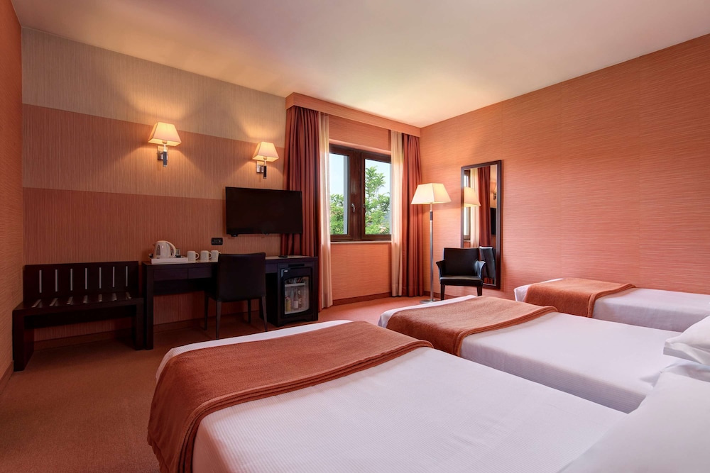 Standard Room, Multiple Beds - Photo 2