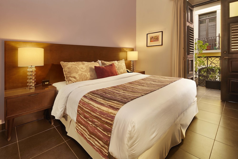 Studio Suite, 1 King Bed with Sofa bed photo 3
