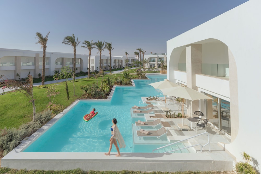 Deluxe Swim-Up Room - Photo 2