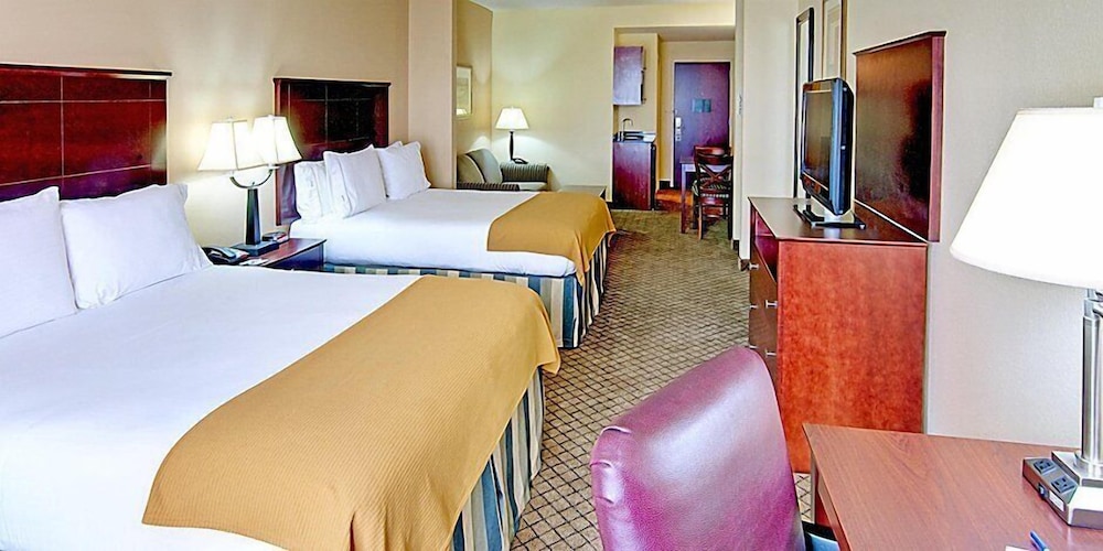 Standard Room, 2 Queen Beds - Photo 2