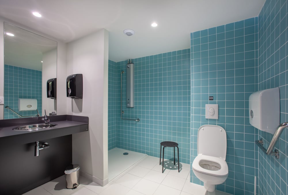 Room of 6 beds with shared bathroom photo 2