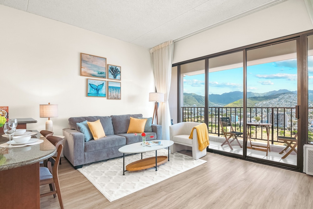 High Floor Mountain View Condo with 2 Beds and Parking: Apartment, 1 Bedroom, Balcony, Mountain View (0172) photo