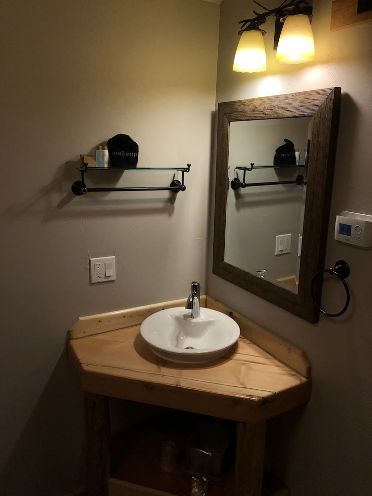 Motel, Eagle Peak (105) - Queen, Private Bath, Shower, TV, MW, F, No Roll-away photo 3