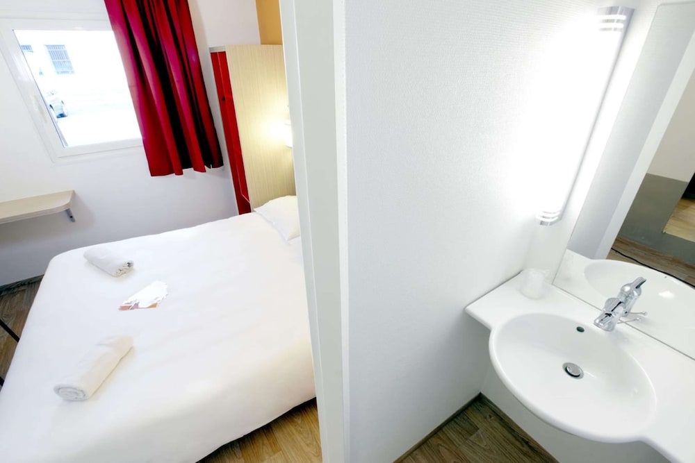Standard Room, 3 Twin Beds photo 3