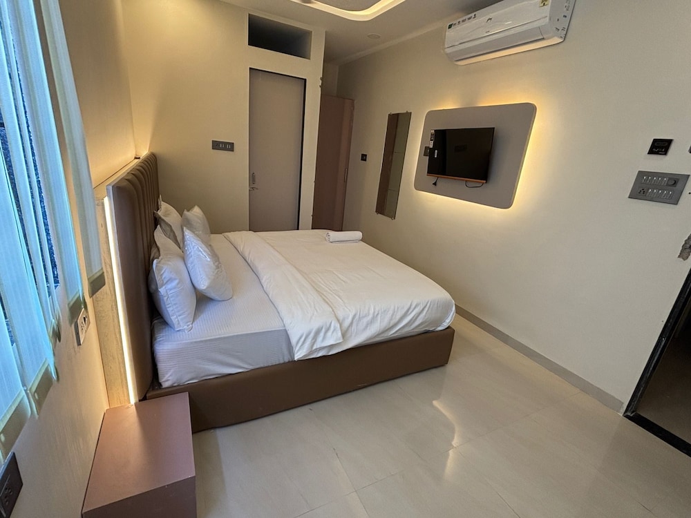 Family Triple Room, 1 King Bed, City View