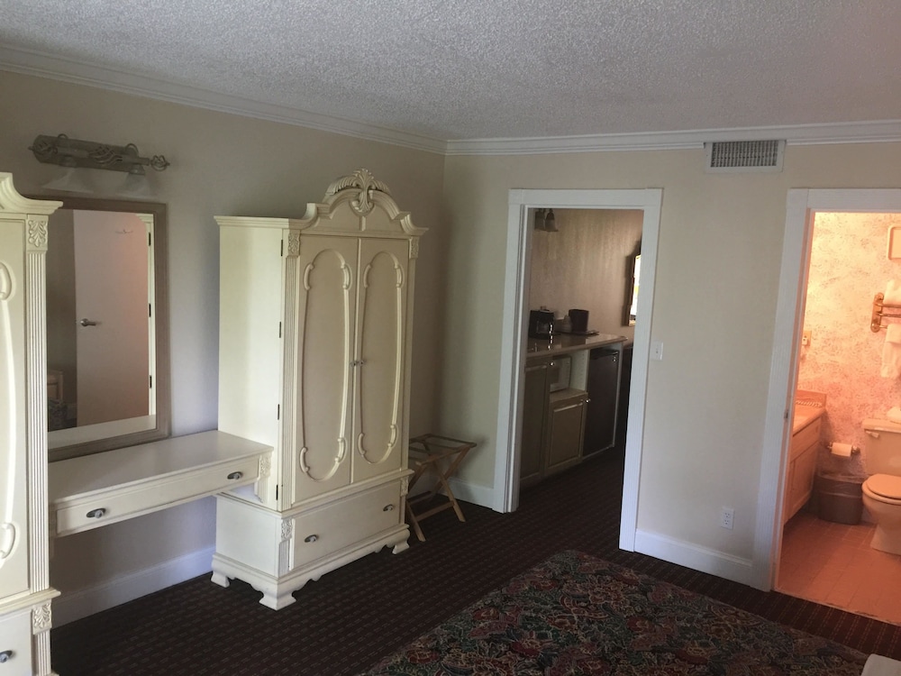 Suite, 1 King Bed - Photo 6