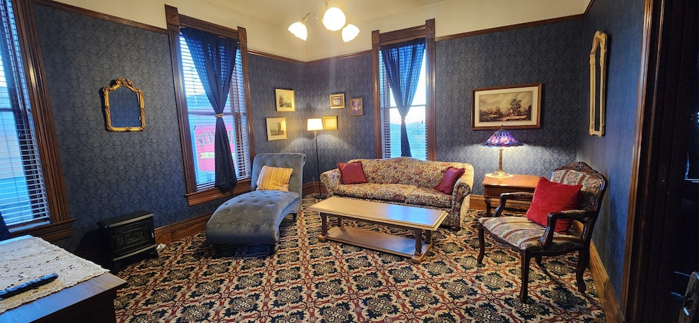 Deluxe Suite, 1 Queen Bed with Sofa bed, City View