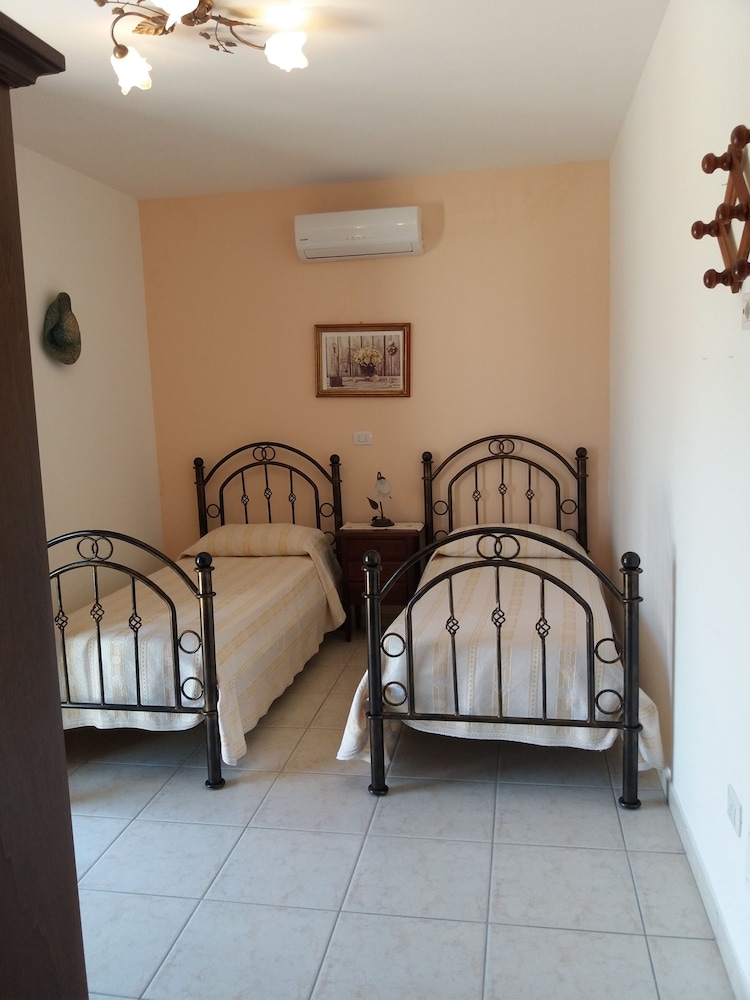 Room, 2 Twin Beds, Ensuite, Courtyard View