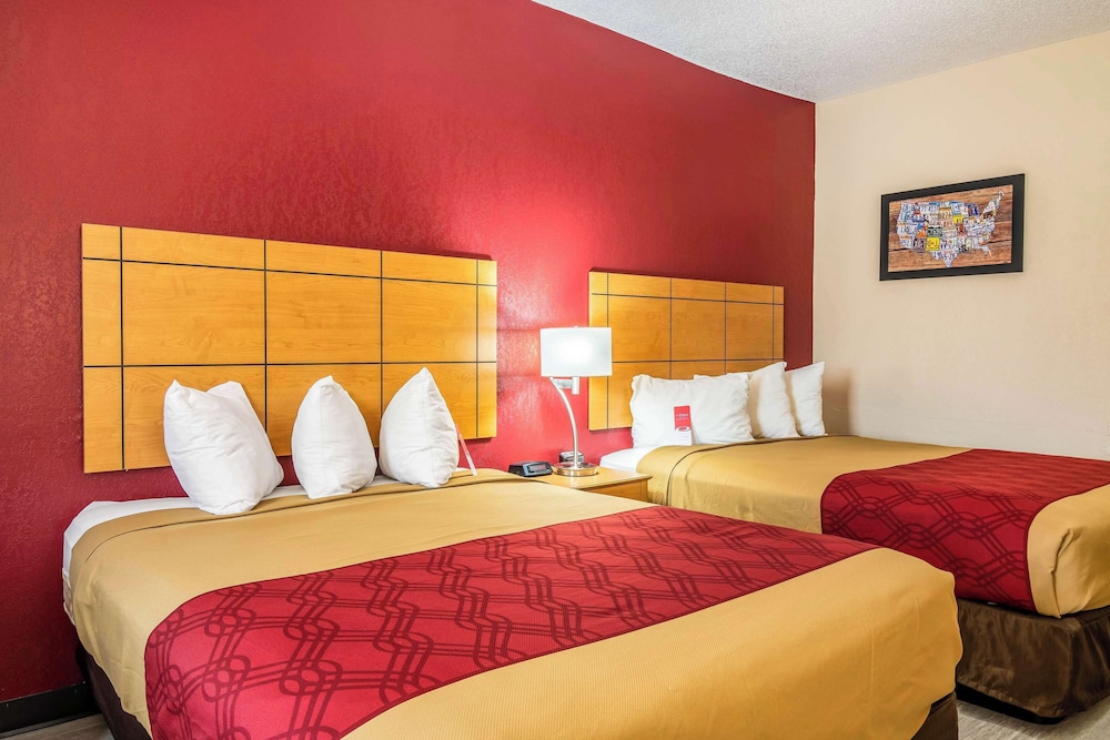 Room, 2 Queen Beds, Non Smoking (Pet Friendly) - Photo 4