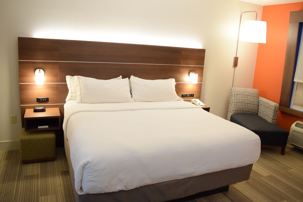 Standard Room, 1 King Bed photo 3