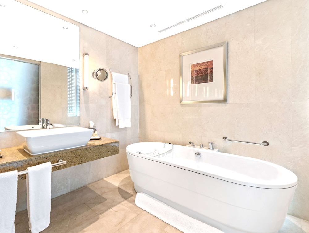 Room, 1 King Bed, Sea View - Photo 4