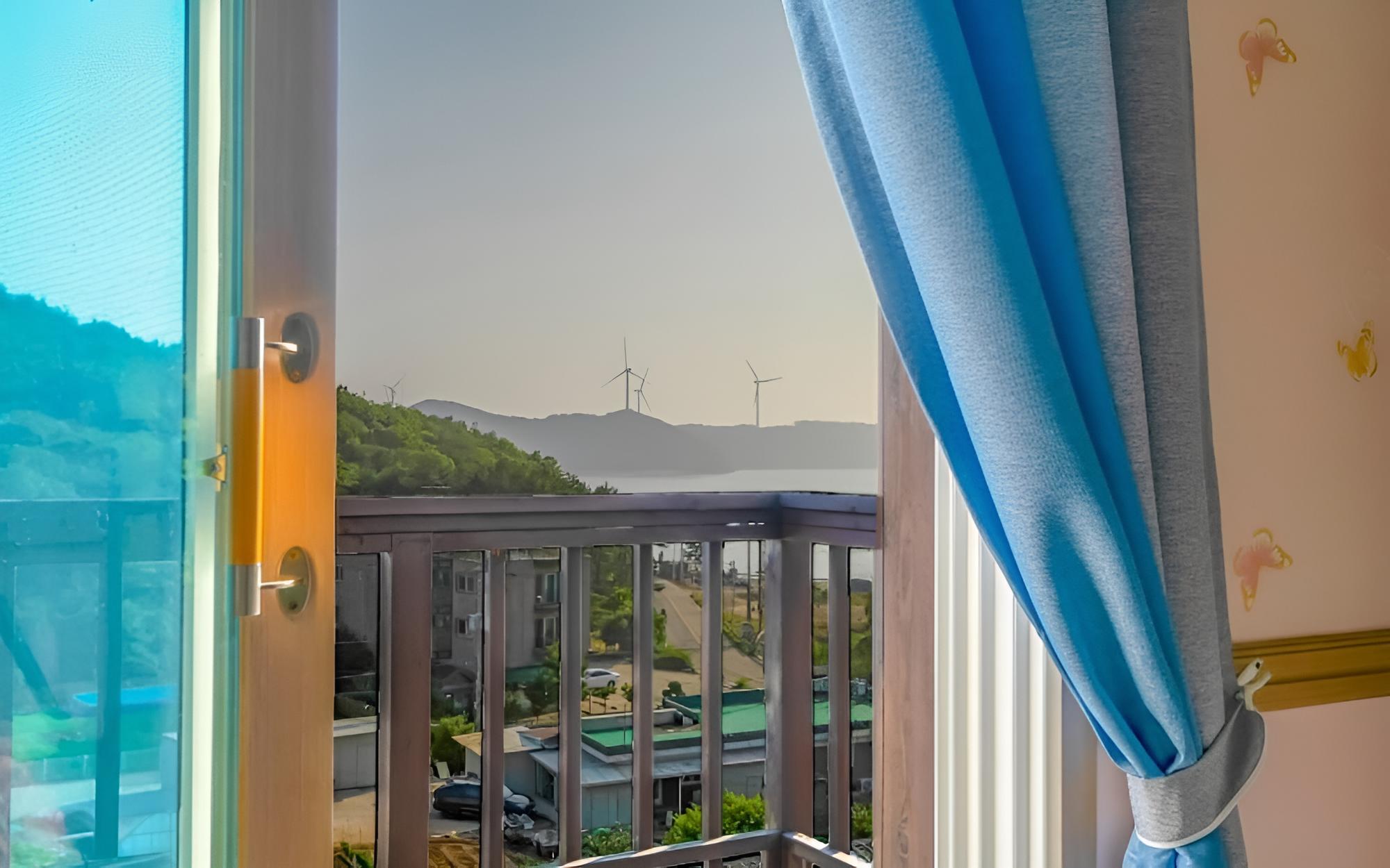 Room (Sunset) - Photo 7