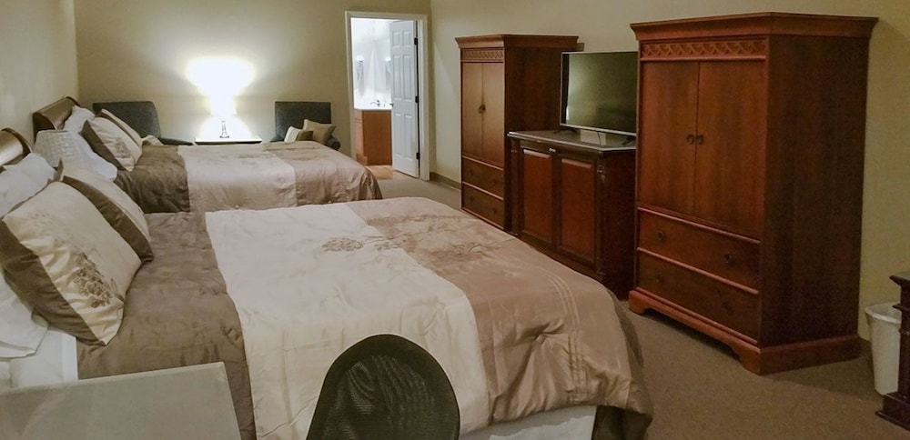Deluxe Room, Multiple Beds, Refrigerator, Mountain View