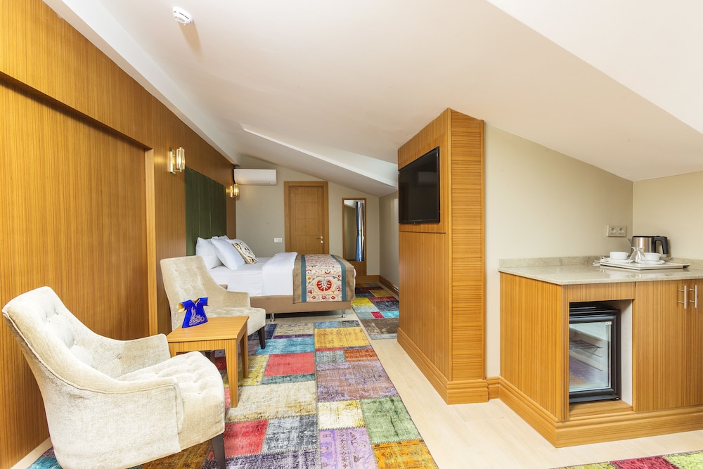 Junior Suite, 1 Queen Bed, Balcony, Sea View photo 3