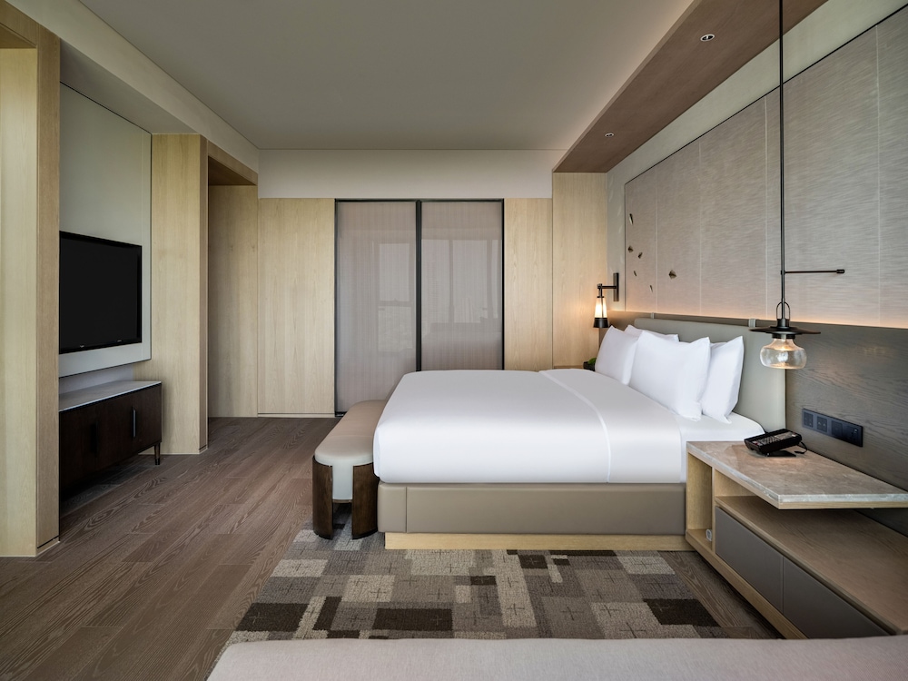 Club Suite, 1 Bedroom, City View - Photo 3