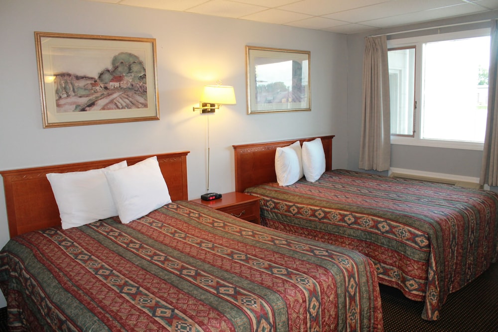 Double Room, 2 Queen Beds, Refrigerator & Microwave photo 1