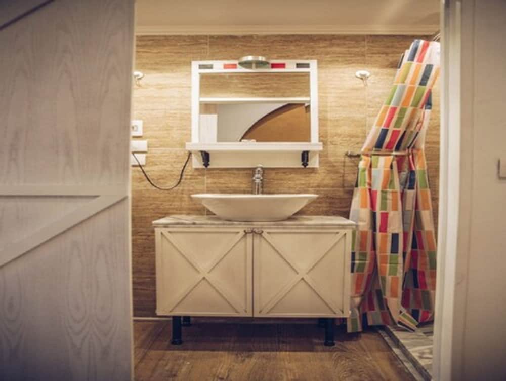 Double Room, 1 Double Bed, Private Bathroom - Photo 4