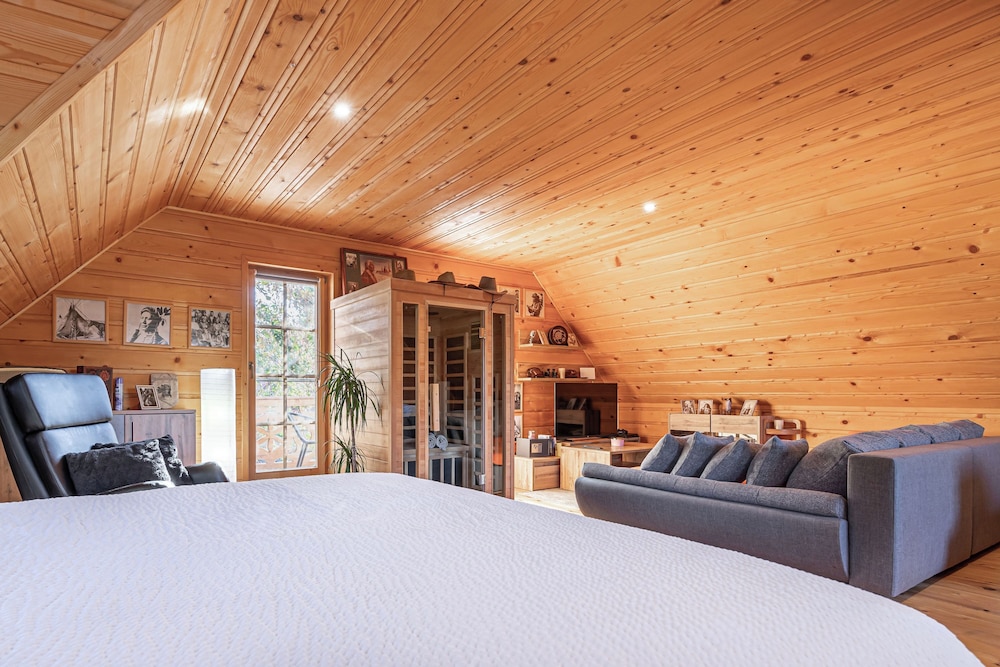 Family Chalet, Multiple Bedrooms, Mountainside (Log Cabin Native)