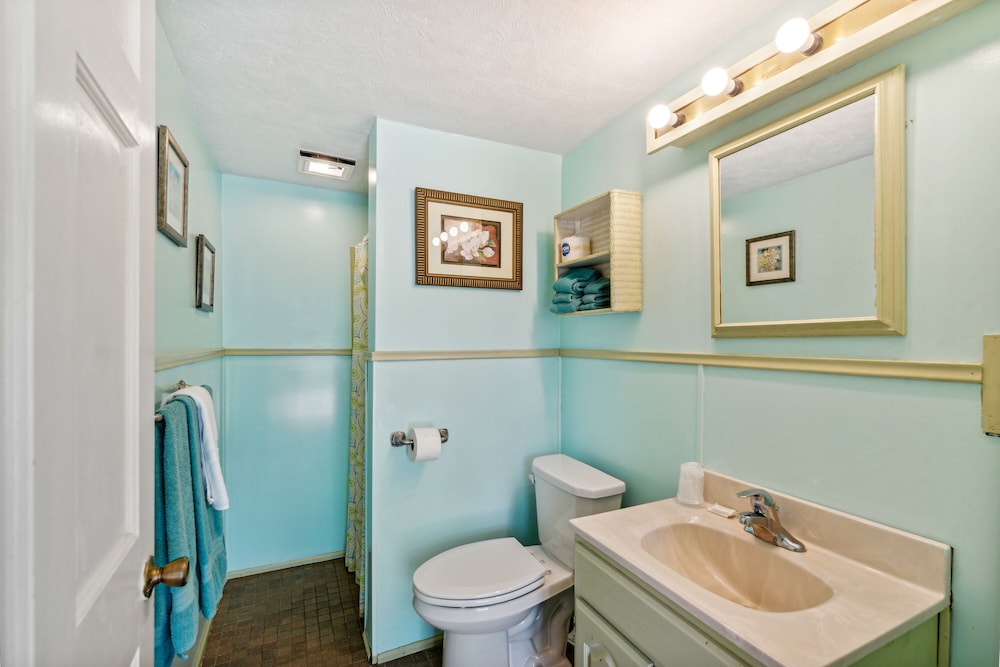 Room, 1 Queen Bed and 1 Twin Bed photo 2
