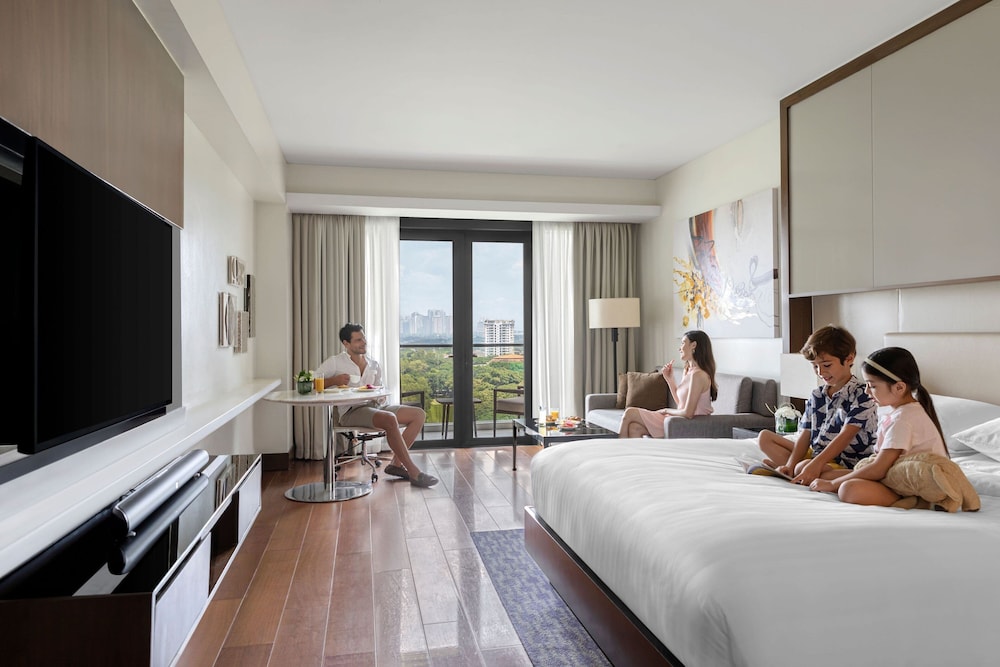 Executive Room, 1 King Bed, Balcony - Photo 15