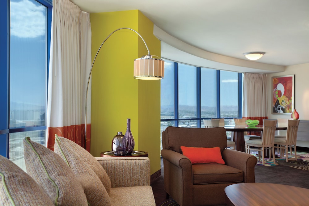 Suite, 1 Bedroom - Photo 2