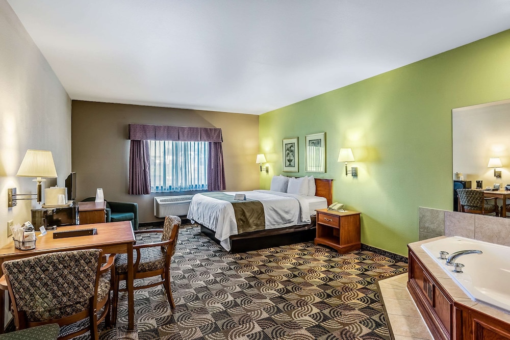 Room, 1 King Bed, Non Smoking, Hot Tub photo 2