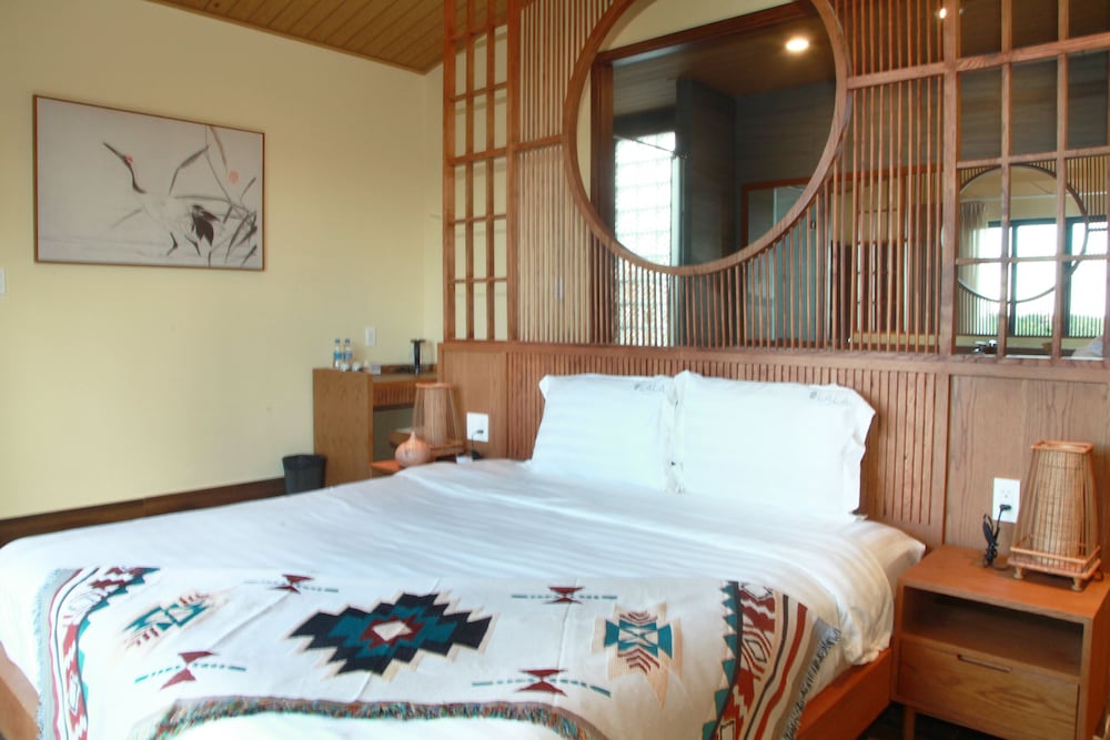 Luxury Studio Suite, 2 Bedrooms, Lake View photo 3