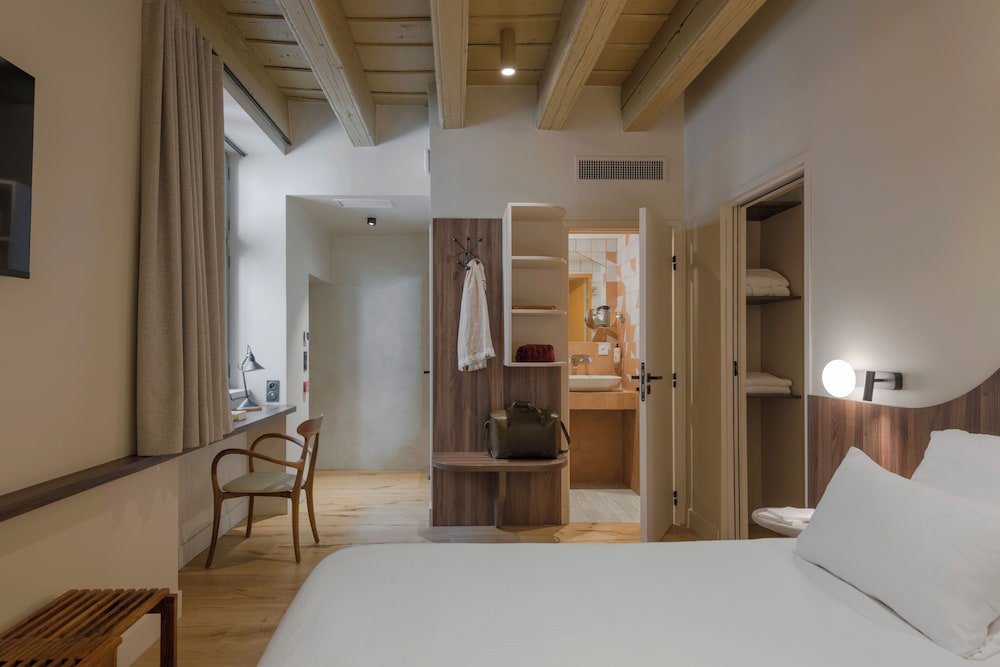Family Suite, 1 King Bed with Sofa bed, 2 Bathrooms photo 3