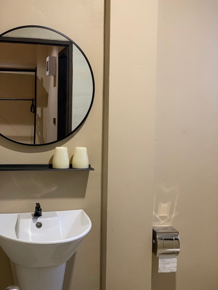 Basic Twin Room, 2 Twin Beds - Photo 4