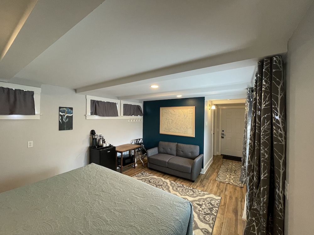 ROOM NINE photo 2