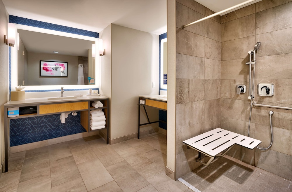 Suite, Accessible - Photo 5