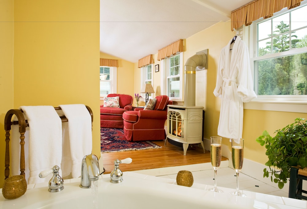 Nickerson Deluxe Whirlpool Suite photo 1