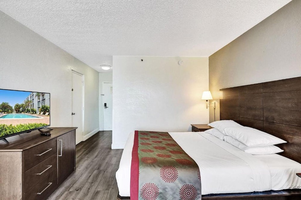 Upper Floor with 1 King Bed photo 2