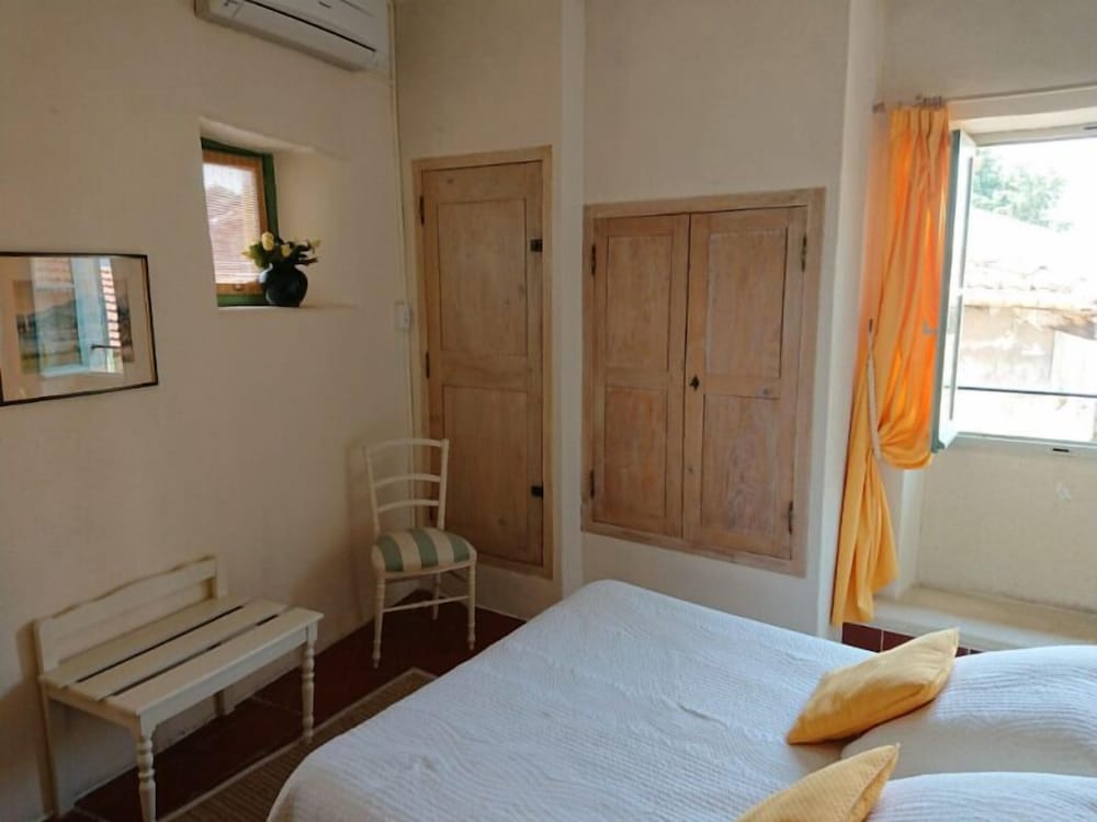 Double Room (Jaune)