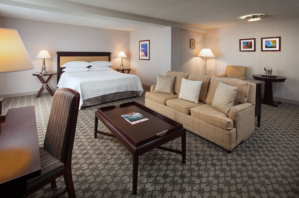 Garden Tower Junior Suite, 1 King Bed with Sofa Sleeper - Photo 1