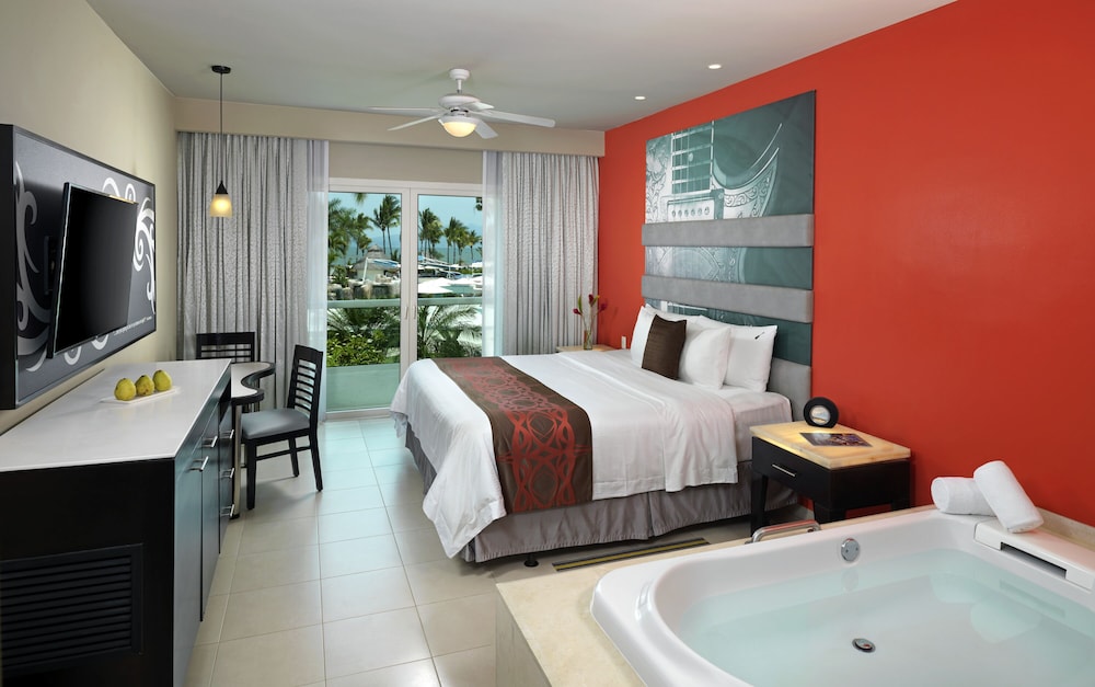 Deluxe Partial Ocean View King Bed
