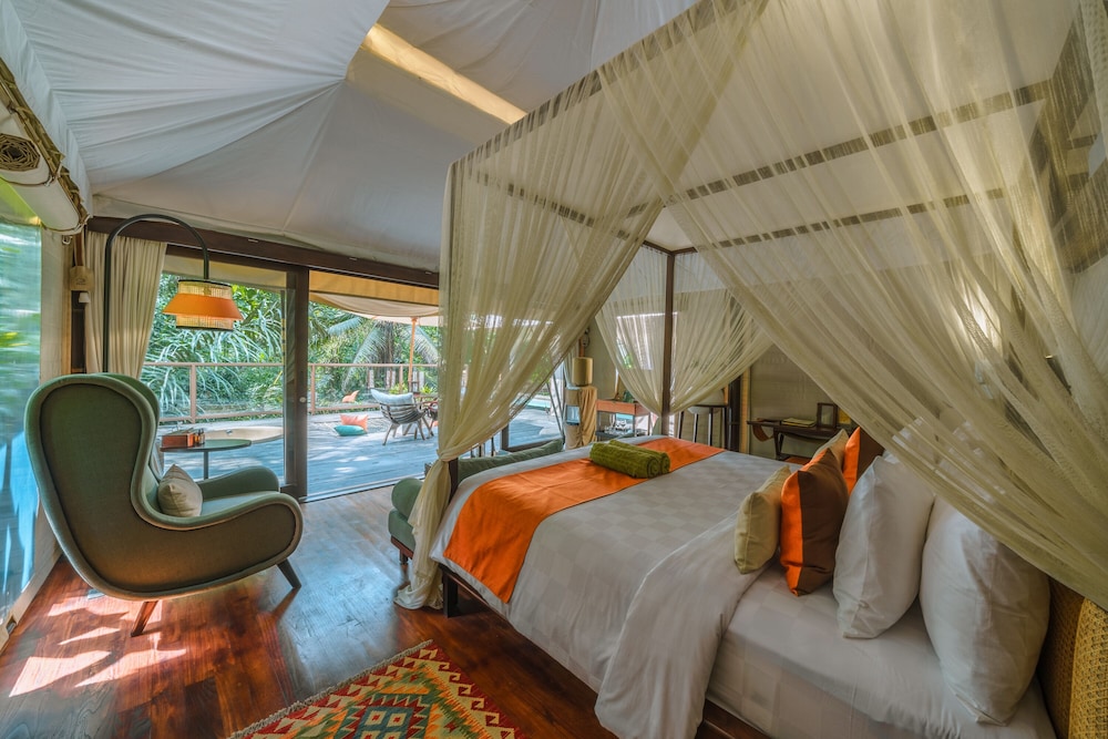 1 Bedroom Sensual Infinity Pool Tent - Adults photo 2